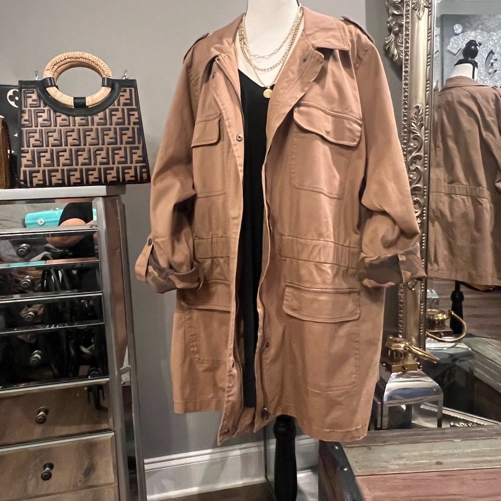 This jacket is made like a shacket the inside has camouflage design sleeves roll - Picture 11 of 16